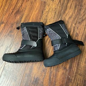 NWOT Kids black snow boots
